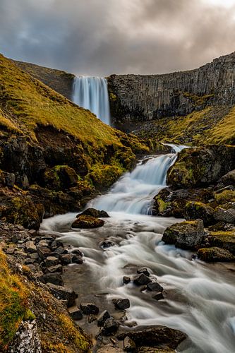Waterval Svodufoss bij zonsopgang