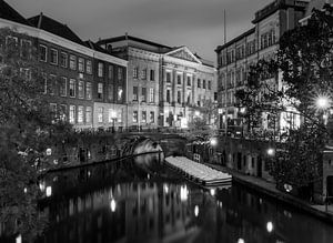 Oudegracht Utrecht en noir et blanc le soir sur Marjolein van Middelkoop
