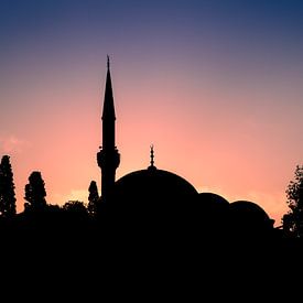 Silhouet van een Moskee bij Zonsondergang van Denny van der Vaart