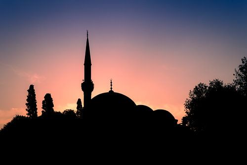 Silhouette d'une mosquée au coucher du soleil