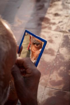 Hindu-Mann hebt sein drittes Auge nach einem Bad im Ganges bei Haridwar, Indien von Wout Kok