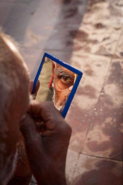 Un homme hindou lève son troisième œil après s'être baigné dans le Gange près de Haridwar, en Inde. par Wout Kok