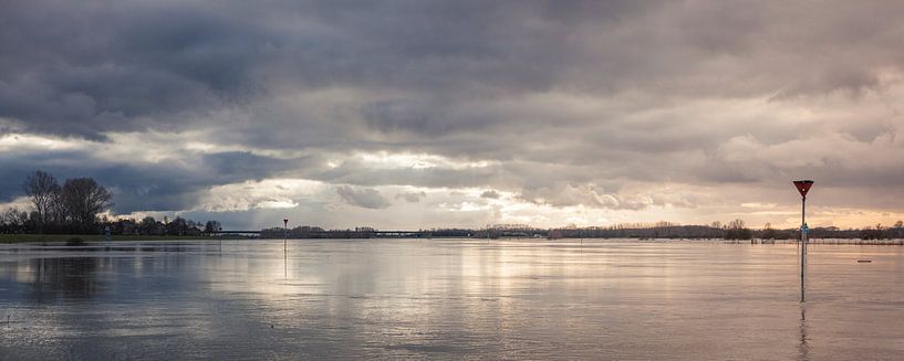 De IJssel  vanuit  Zutphen  by Freddy Hoevers