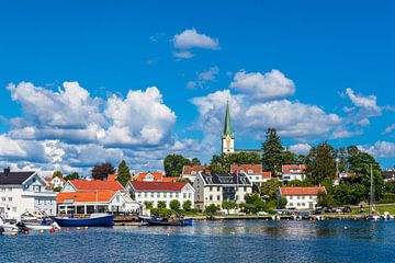 Gezicht op de stad Lillesand in Noorwegen van Rico Ködder