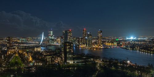 De skyline van Rotterdam met een verlichte De Kuip