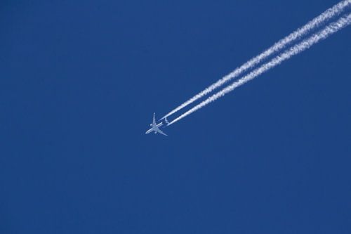 Kondensstreifen eines Flugzeugs bilden Eiskristalle. len.