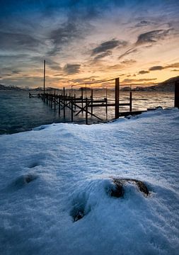 Oude pier tijdens zonsopgang op Godøy, Sunnmøre, Møre og Romsdal, Norway van qtx