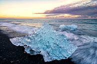 Sculpture de glace sur la plage près de la lagune du glacier Jökulsárlón par Sjoerd van der Wal Photographie Aperçu