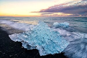 Eisskulptur am Strand in der Nähe der Gletscherlagune Jökulsárlón von Sjoerd van der Wal Fotografie