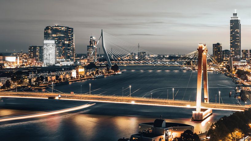 Skyline von Rotterdam kurz nach Sonnenuntergang - Industrial edit (16:9) von Daan Duvillier | Dsquared Photography