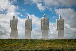 White Men-standbeelden, Esbjerg, Denemarken. Vier blanke mannen zitten te kijken naar de zee bij Esbjerg