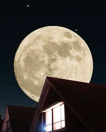 Une pleine lune géante dans le ciel nocturne au-dessus des toits sur Berwies