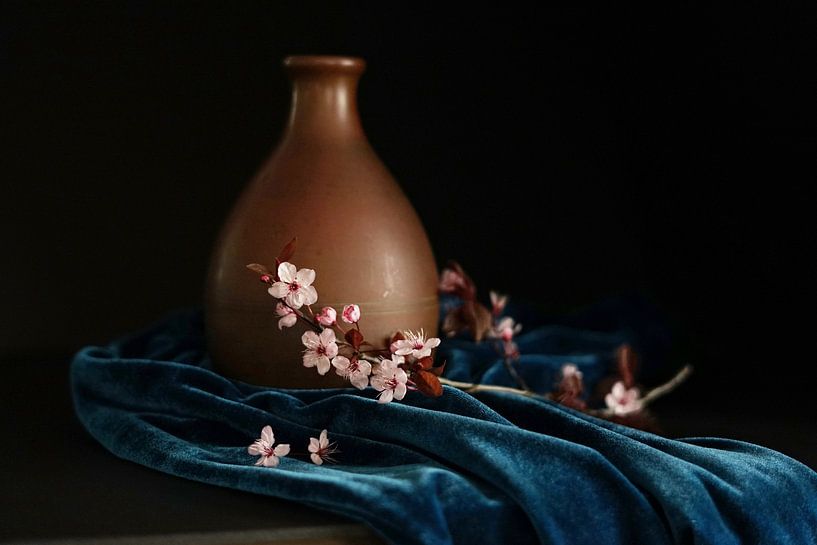 Stilleben Kirschblüte neben einer Kupfervase von Manûah Pictures | Manuela van de Pol