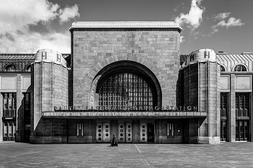 Finland, Helsinki, treinstation, vrouw met zonnebril loopt voorbij