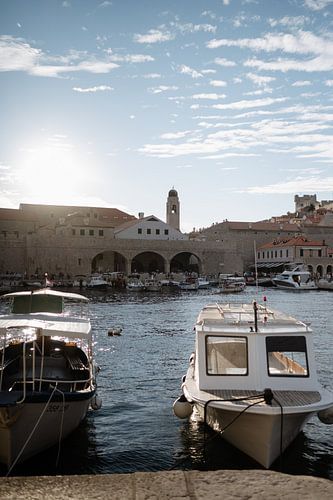 Ondergaanse zon in de prachtige stad Dubrovnik