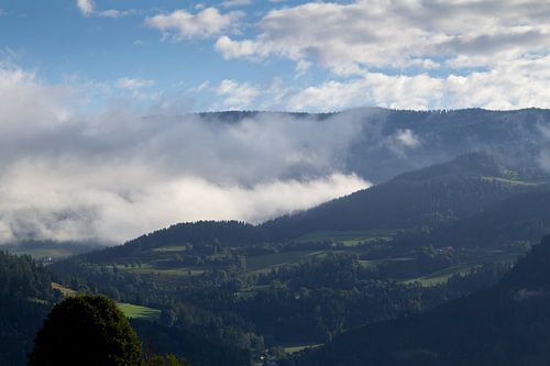 Uitzicht over de wolken in het dal tussen de bergen
