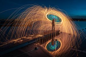 Lightpainting - Faire tourner de la laine d'acier en feu sur un élévateur au-dessus de l'eau.