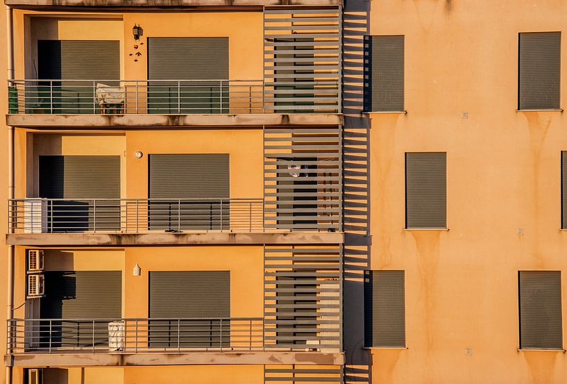 a facade in Armação de Pêra by Reinier de Rooie