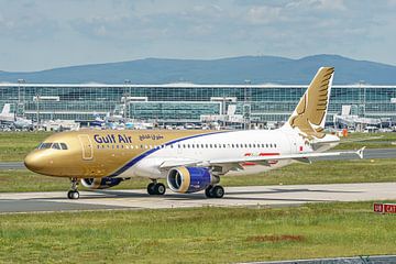 Gulf Air Airbus A320-200 en route to the runway. by Jaap van den Berg