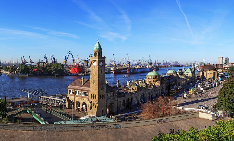 Hamburg Skyline - Landungsbrücken und Hafen von Frank Herrmann