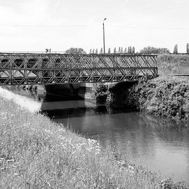 Industriebrucke: Kraft in Schwarz-Weiß von Kristof Leffelaer