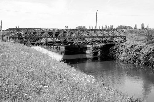 Industriële Brug: Kracht in Zwart-Wit