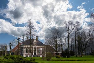 Friesische Bauernhöfe und Gebäude.