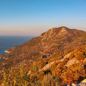 De bergen van Samos tijdens zonsondergang van Linda Herfs