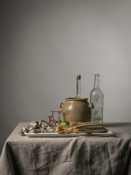 Modernes Stillleben mit Spargel, Limetten und Muscheln [rechteckiges Porträt]. von Affect Fotografie