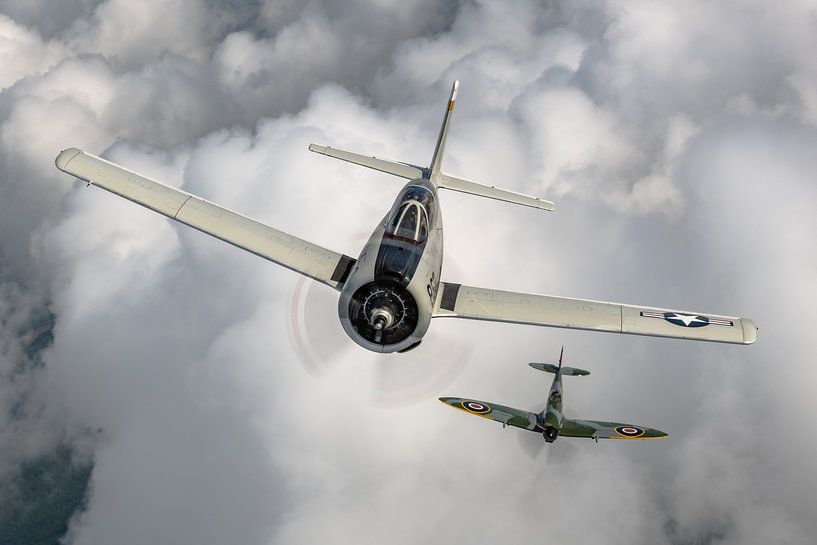 T-28B Trojan und Supermarine Spitfire über Belgien. von Jaap van den Berg