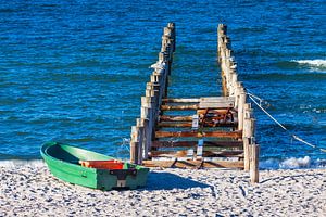 Buhne und Boot an der Ostseeküste bei Zingst auf dem Fischland-Darß