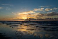 vissersboot tijdens zonsondergang aan zee