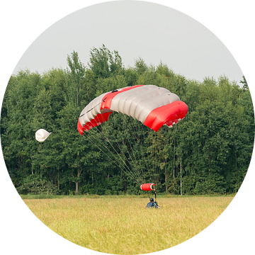 Landende parachutist in een weiland van Tonko Oosterink