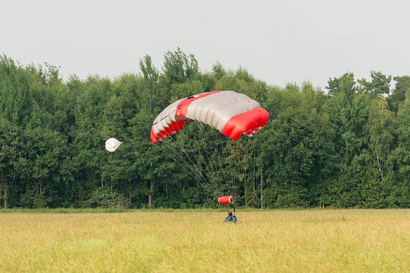 Landende parachutist in een weiland van Tonko Oosterink