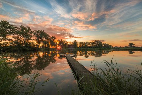 Steiger bij meer tijdens zonsopkomst