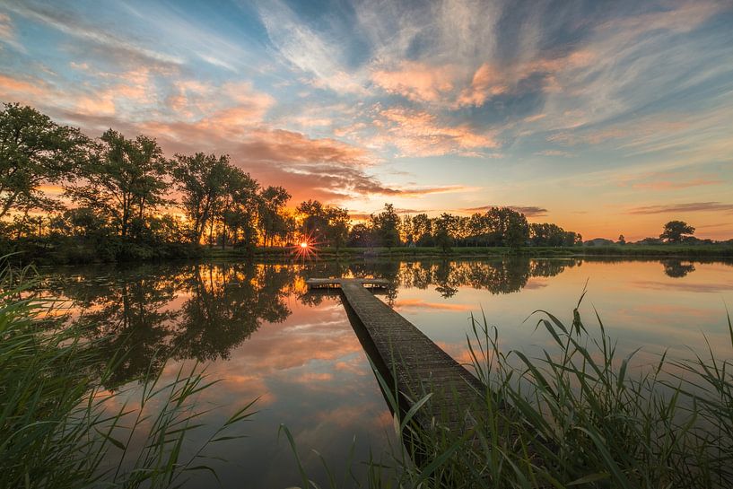 Scaffolding at lake during sunrise by Moetwil en van Dijk - Fotografie