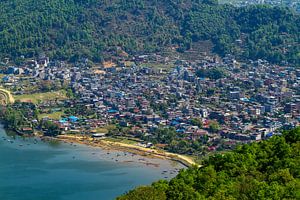 Die Stadt Pokhara in Nepal