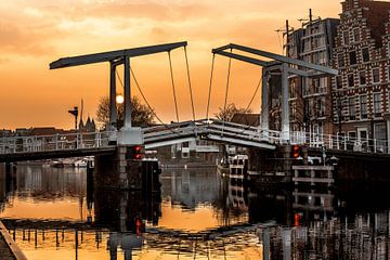 Gravestenenbrug in Haarlem in het zachte ochtendlicht van Bart Veeken