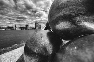Hamburg - Kunst im Hamburger Hafen Schwarz-Weiß