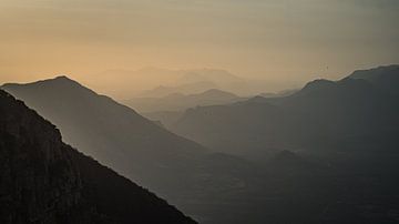 Silhouetten van de bergen in Angola van Tobias van Krieken