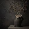 Stilleven met magnolia tak in knop in stenen kruik (verticaal) van Mayra Fotografie