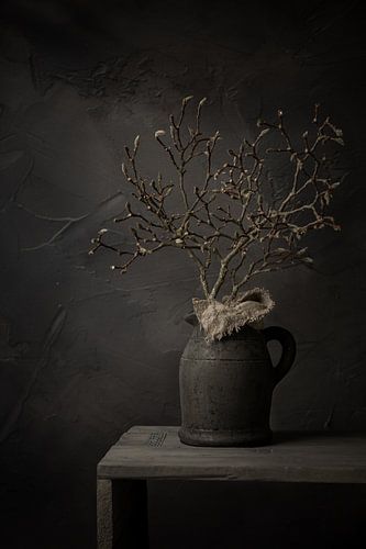Nature morte avec branche de magnolia en bourgeon dans un pot en pierre (vertical)