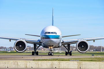 Rollende Cathay Pacific Boeing 777-300. von Jaap van den Berg