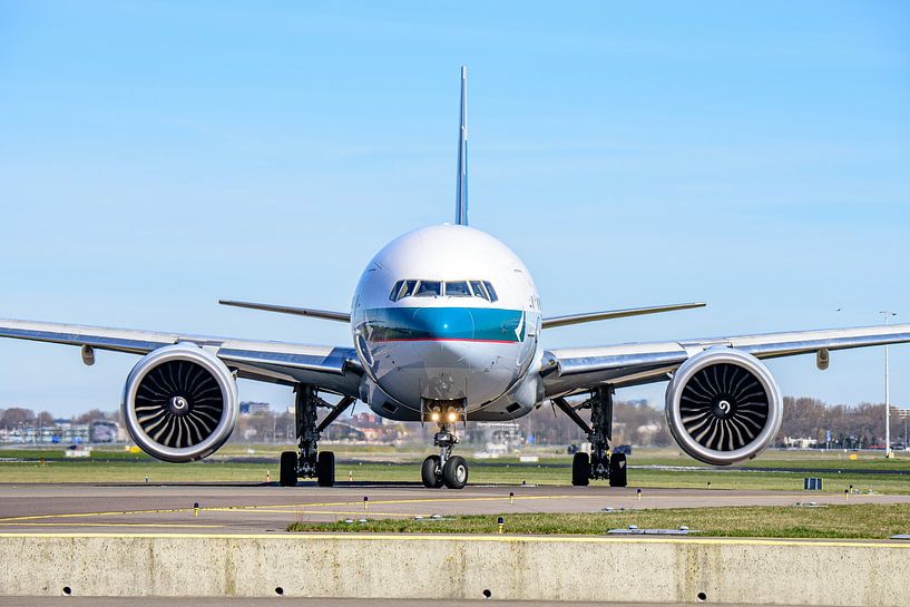 Taxiing Cathay Pacific Boeing 777-300. by Jaap van den Berg