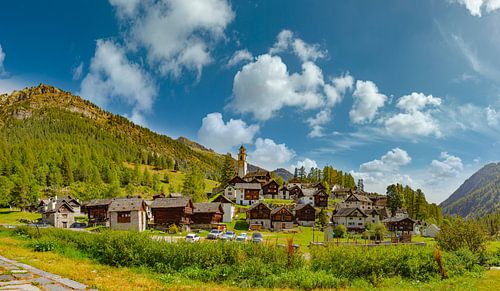 Le seul village Walser de la vallée de la Maggia, église Santi Giacomo e Cristoforo, Bosco Gurin, Te sur Rene van der Meer
