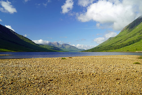 Kleurrijke Glen Etive in Schotland.