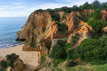 Kustlijn met rode rotsen in de Algarve (Portugal) van Jacoba de Boer