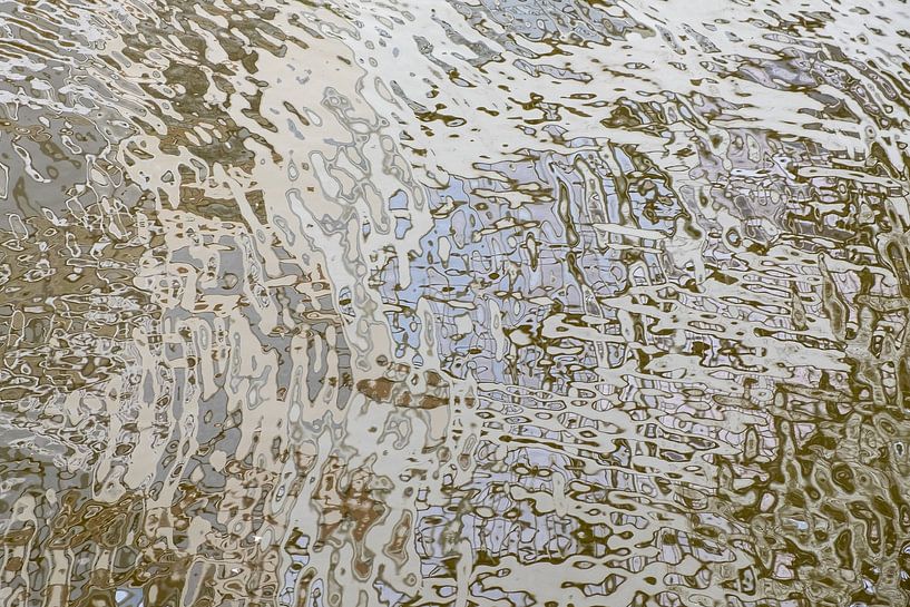 Grafisches Muster in der Spiegelung im Wasser. von Betty van Engelen
