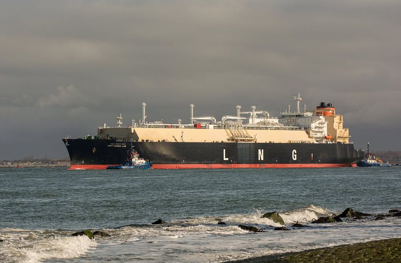 Navire de mer en route sur la nouvelle voie navigable avec des remorqueurs par scheepskijkerhavenfotografie