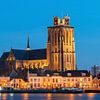 Grande église de Dordrecht à l'heure bleue sur Ilya Korzelius